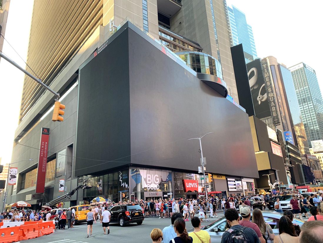 Times Square billboards lost power (<a href="https://mobile.twitter.com/clovos25/status/1150183286813143041">Christian / Twitter</a>)